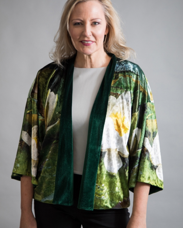 Jaket Kimono dengan Bahan Velvet Mewah